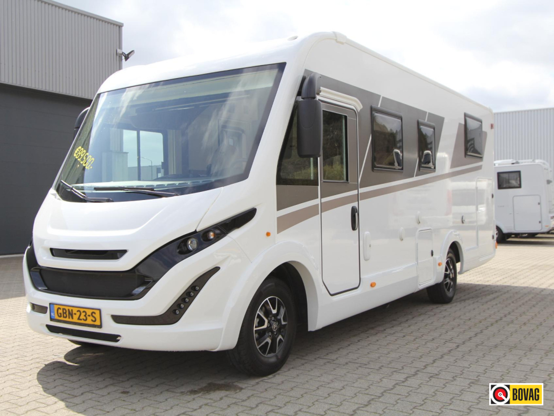 53042246-11.jpg